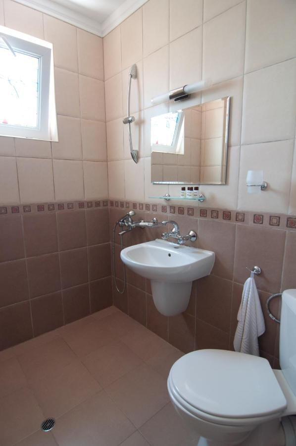 Guest House Hiora อัคโตโปล ภายนอก รูปภาพ