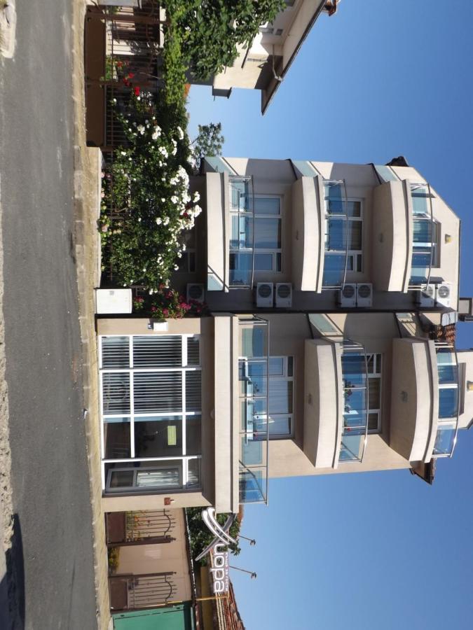 Guest House Hiora อัคโตโปล ภายนอก รูปภาพ