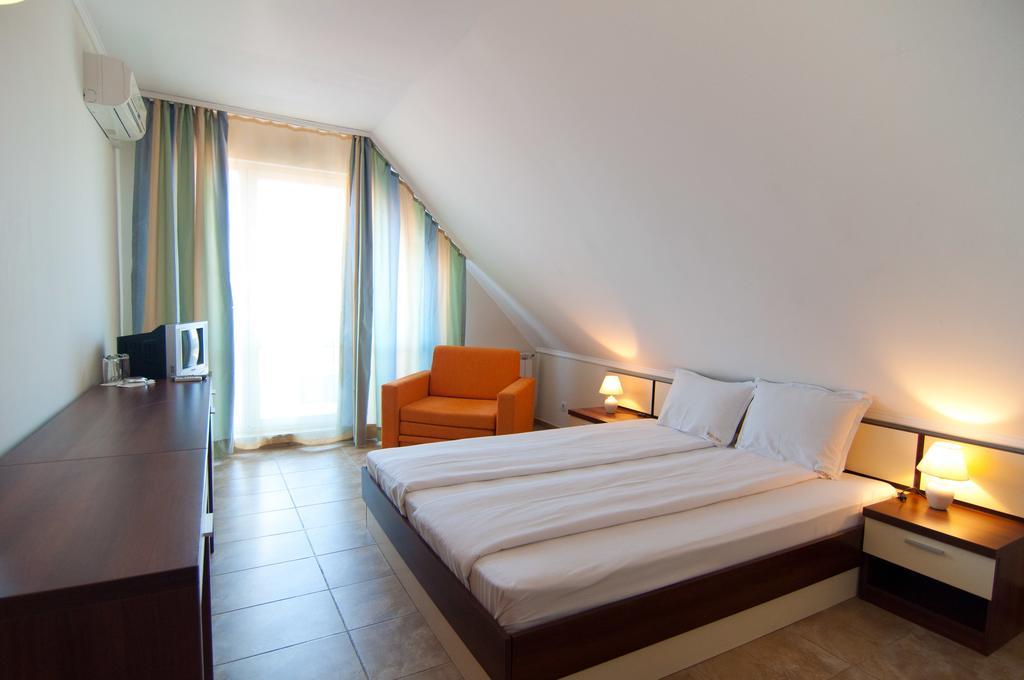 Guest House Hiora อัคโตโปล ภายนอก รูปภาพ