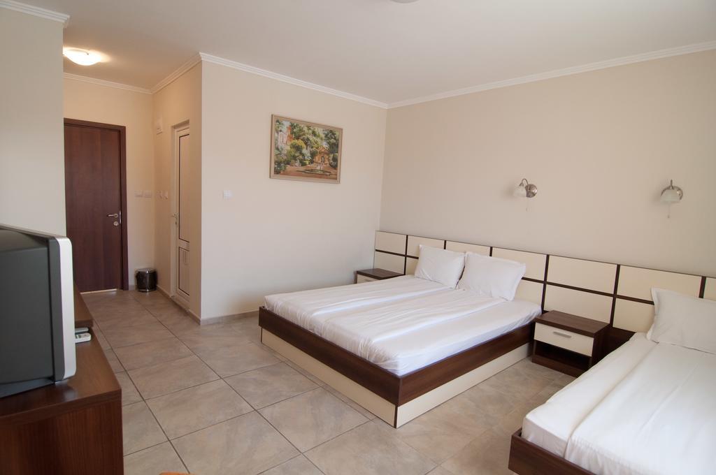 Guest House Hiora อัคโตโปล ภายนอก รูปภาพ