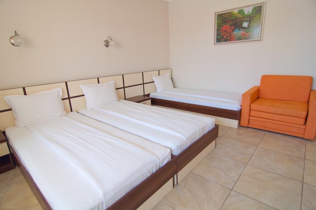 Guest House Hiora อัคโตโปล ภายนอก รูปภาพ