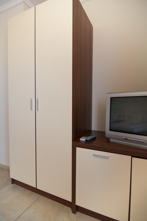 Guest House Hiora อัคโตโปล ภายนอก รูปภาพ