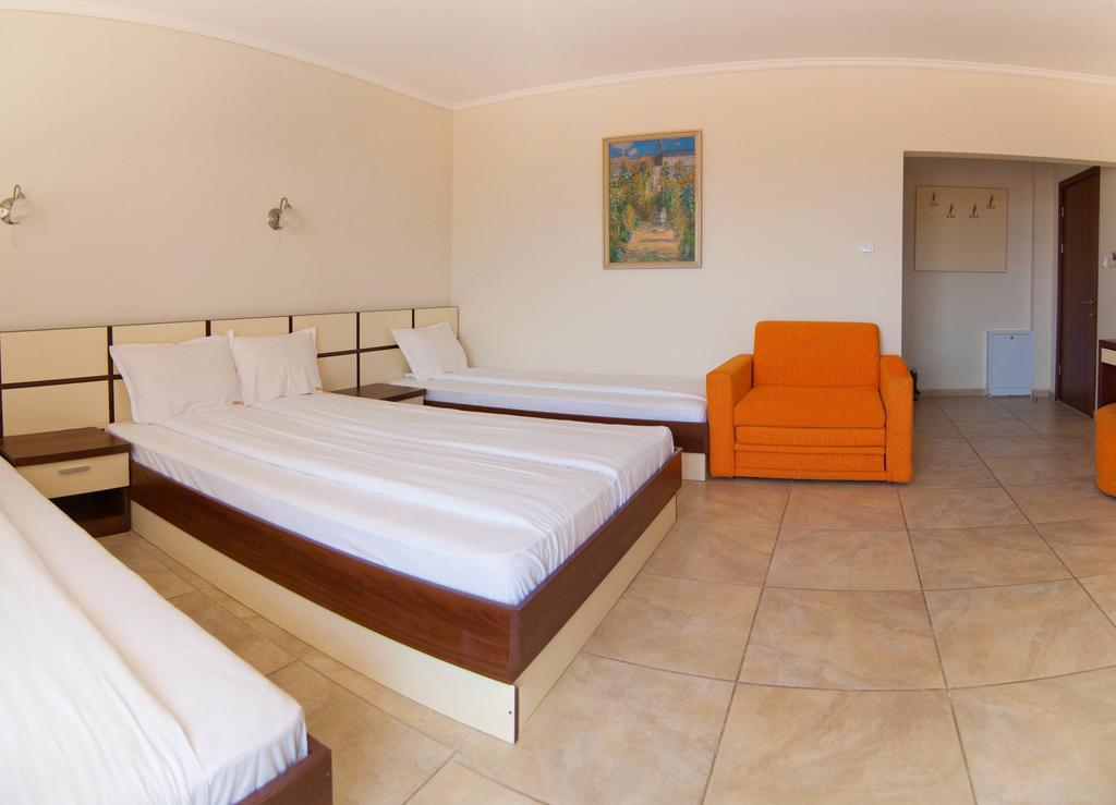 Guest House Hiora อัคโตโปล ภายนอก รูปภาพ
